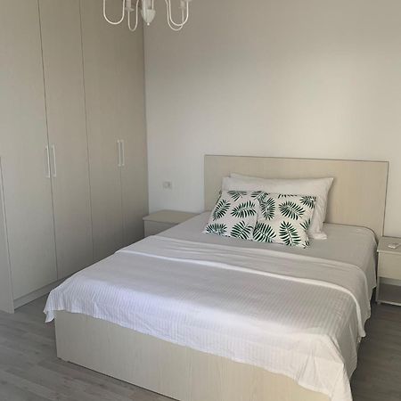 סרנדה Loli Apartment Luxury White Residence מראה חיצוני תמונה
