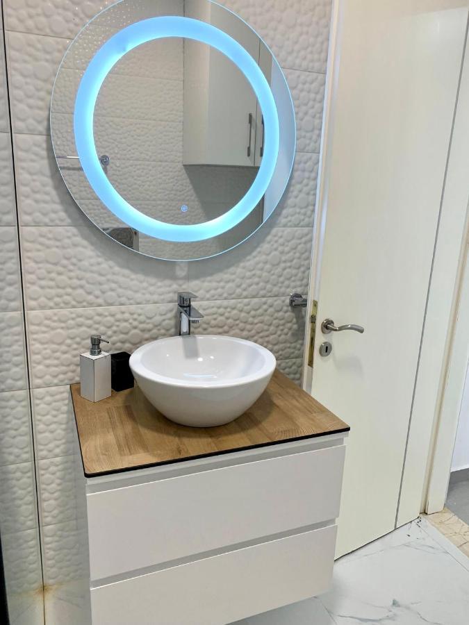 סרנדה Loli Apartment Luxury White Residence מראה חיצוני תמונה